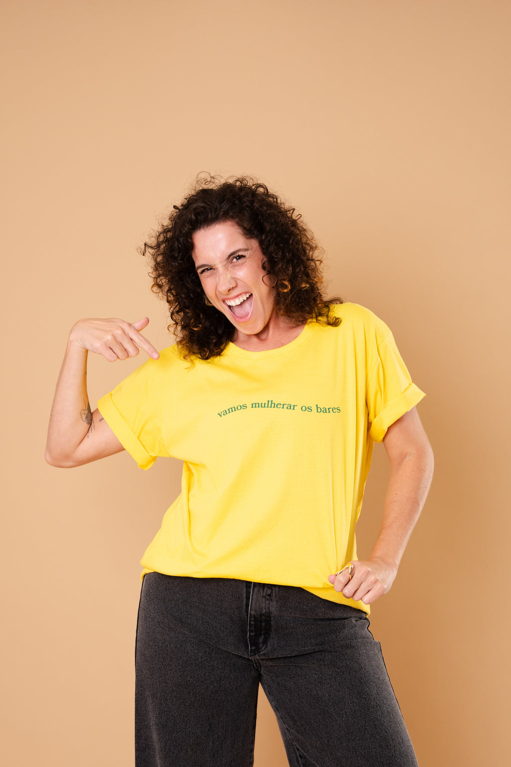 Camiseta Vamos Mulherar os Bares - Amarela