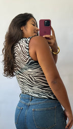 Blusa Tule Assimétrica - Zebrada Preta e Branca