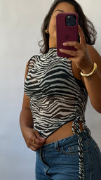 Blusa Tule Assimétrica - Zebrada Preta e Branca