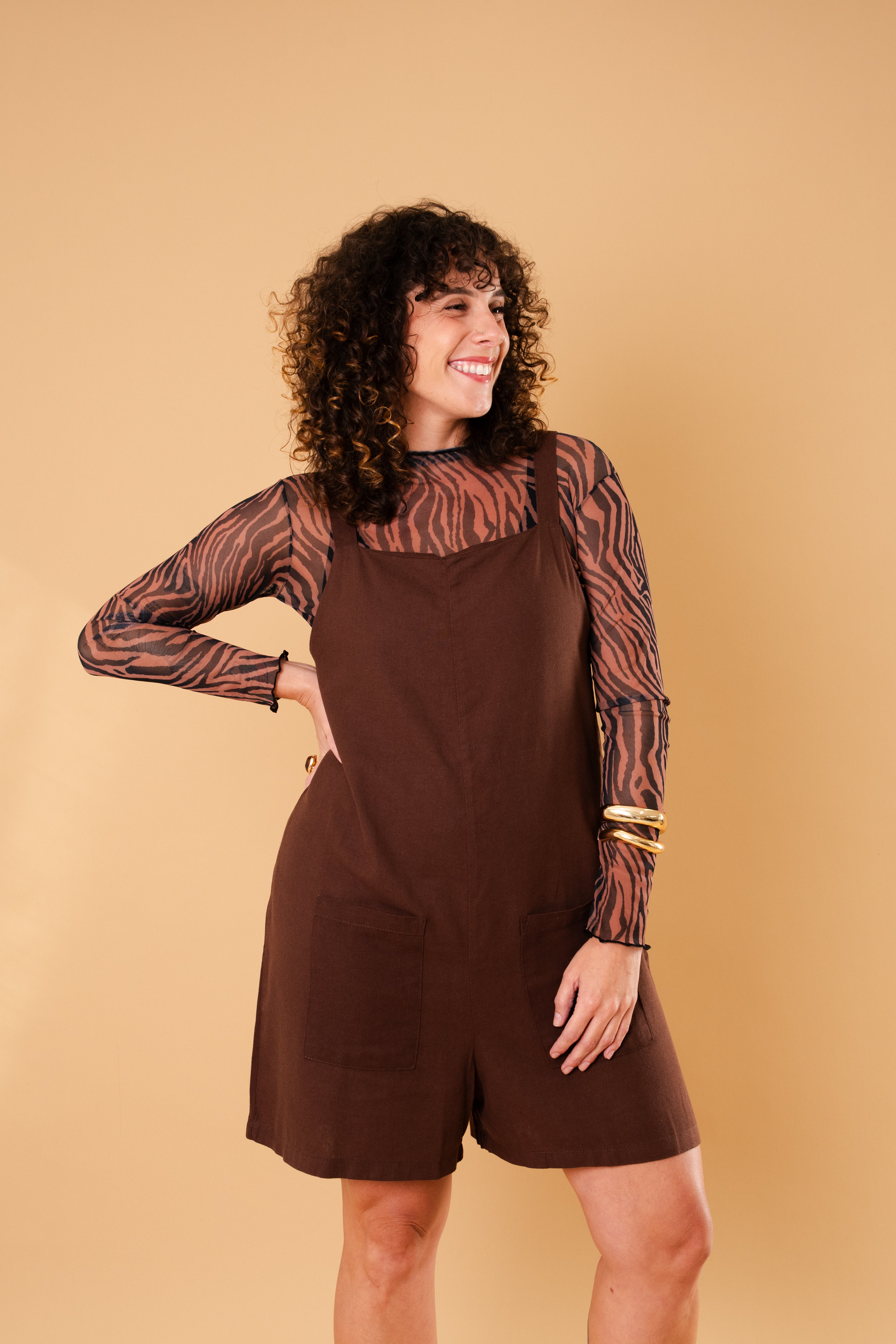 Kit Macaquinho Marrom + Blusa Zebrada Marrom