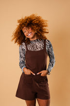 Kit Macaquinho Marrom + Blusa Zebrada Preta